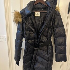 S13 Women's Black Puffer Jacket with Faux Fur Hood and Belt